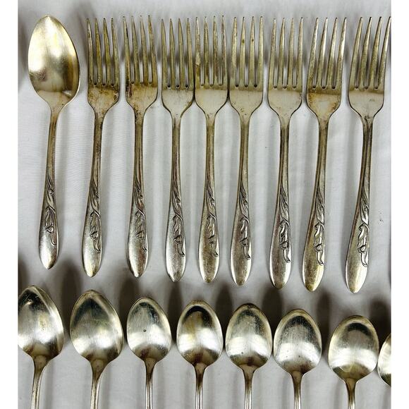 Carlton Silver Plate Flatware 38 Piece Set CHERIE Pattern Vintage 1950s - Picture 4 of 9